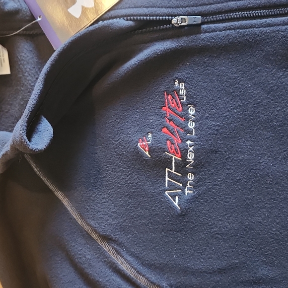 *NWT* Under Armour fleece top - Picture 3 of 10